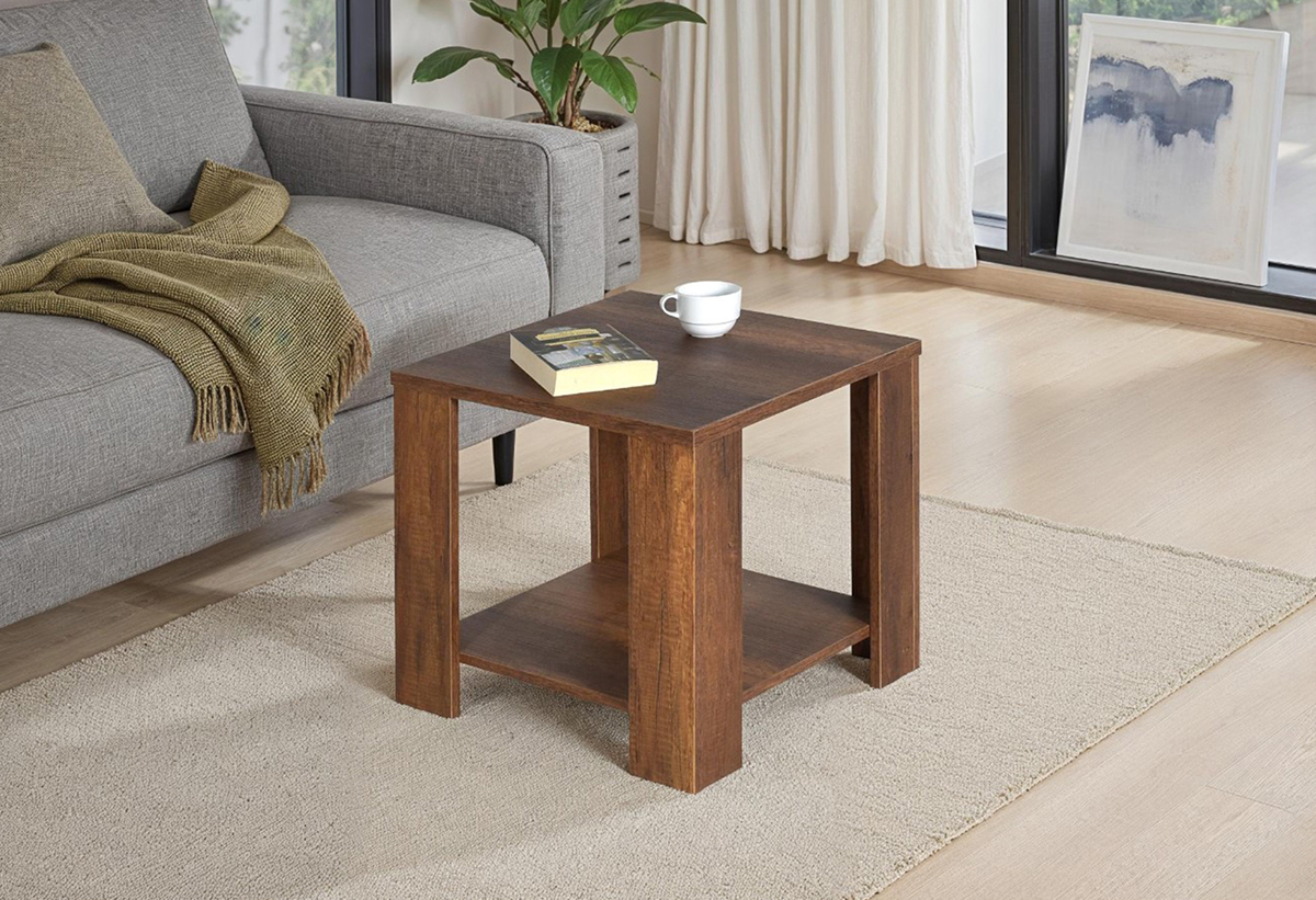 Απεικονίζεται το τραπέζι Delos μπροστά από έναν καναπέ.